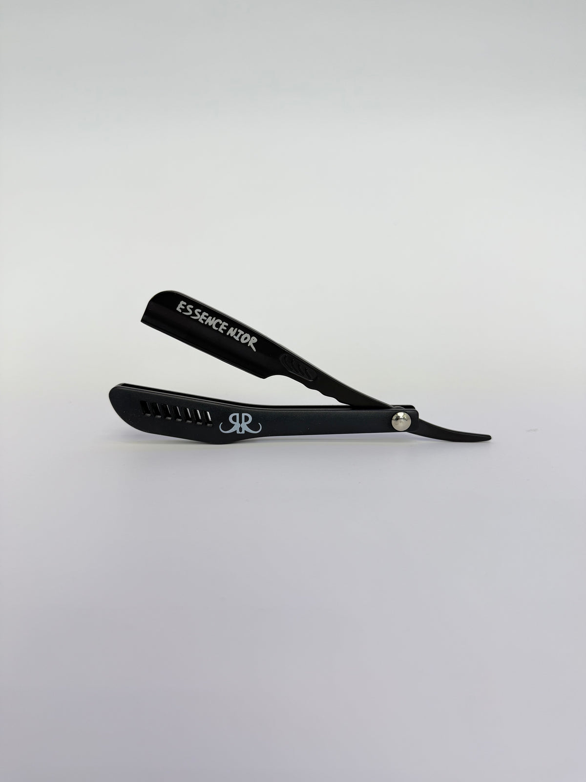 Essence Nior Clutch Feather Razor in black